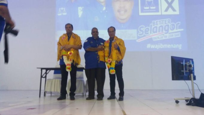 Pengerusi parti gerakan hulu langàt, M Murthi bersama Johan dan calon Parlimen Hulu Langat, Azman Ahmad.