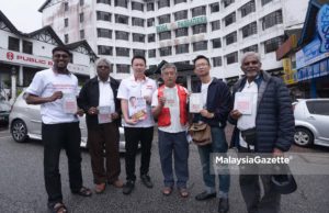 Calon DAP untuk Parlimen Cameron Highlands, M. Manogaran (dua dari kiri) bergambar kenangan bersama jentera pilihan raya Pakatan Harapan ketika mengedarkan risalah kempen kepada penduduk Brincang, Pahang. foto AQIRA AZEMI, 30 APRIL 2018.
