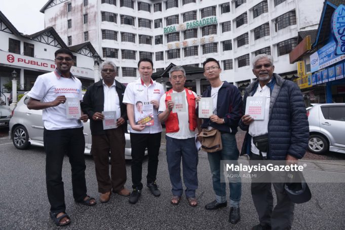 Calon DAP untuk Parlimen Cameron Highlands, M. Manogaran (dua dari kiri) bergambar kenangan bersama jentera pilihan raya Pakatan Harapan ketika mengedarkan risalah kempen kepada penduduk Brincang, Pahang. foto AQIRA AZEMI, 30 APRIL 2018.