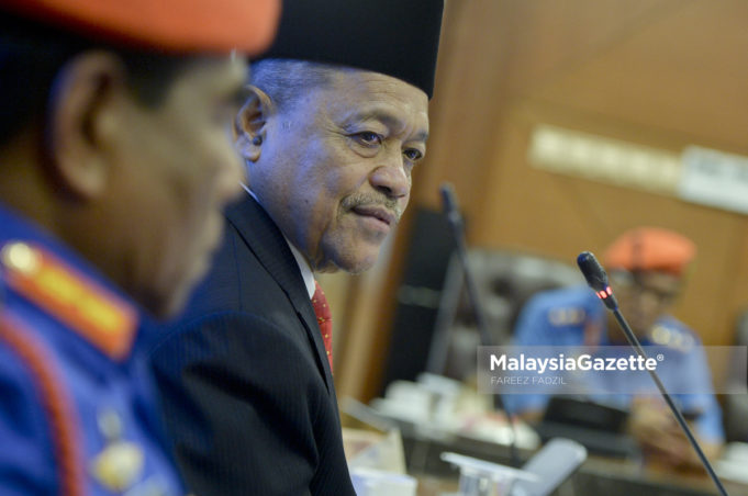 Sekumpulan ketua UMNO cawangan di Dewan Undangan Negeri (DUN) Chuping menggesa wakil rakyat Barisan Nasional (BN) Perlis yang melawan titah Raja Perlis Tuanku Syed Sirajuddin Putra Jamalullail menyembah maaf atau melepaskan jawatan sebagai wakil rakyat.