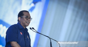 Pengerusi UMNO Johor, Datuk Seri Mohamed Khaled Nordin hari ini mendedahkan pernah diserang dan dijadikan sasaran “orang” dan “budak-budak” Datuk Seri Najib Razak ketika cuba menegur bekas presiden parti itu berhubung skandal 1MDB.