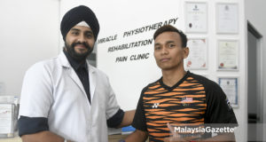 Pengarah Konsultan Fisioterapi, Harjinder Singh bersalaman bersama atlet pelapis lompat kijang negara, Nik Fariezal Erman Nik Abd. Hadi selepas rawatan fisioterapi di Miracle Physiotherapy, Rehabilitation & Pain Clinic di Lakefields, Sungai Besi. foto FAREEZ FADZIL, 20 APRIL 2018