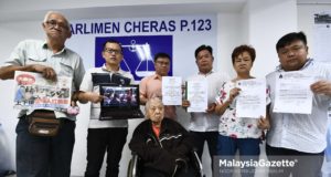 Setiausaha Bahagian MCA Cheras, Datuk Dr. Toh Kian Kok (dua kiri) bersama mangsa Steven Ng Thian Sang,67 (kiri) dan Chan Soon Moi,81 yang duduk berkerusi roda bergambar bersama kepada media berkenaan insiden penyokong DAP mengancam ahli MCA ketika menghantar memorandum ke Pusat Khidmat Tan Kok Wai di Pusat Komuniti MCA Bahagian Cheras, Kuala Lumpur. foto NOOR ASREKUZAIREY SALIM, 23 APRIL 2018