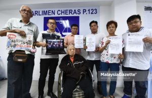 Setiausaha Bahagian MCA Cheras, Datuk Dr. Toh Kian Kok (dua kiri) bersama mangsa Steven Ng Thian Sang,67 (kiri) dan Chan Soon Moi,81 yang duduk berkerusi roda bergambar bersama kepada media berkenaan insiden penyokong DAP mengancam ahli MCA ketika menghantar memorandum ke Pusat Khidmat Tan Kok Wai di Pusat Komuniti MCA Bahagian Cheras, Kuala Lumpur. foto NOOR ASREKUZAIREY SALIM, 23 APRIL 2018