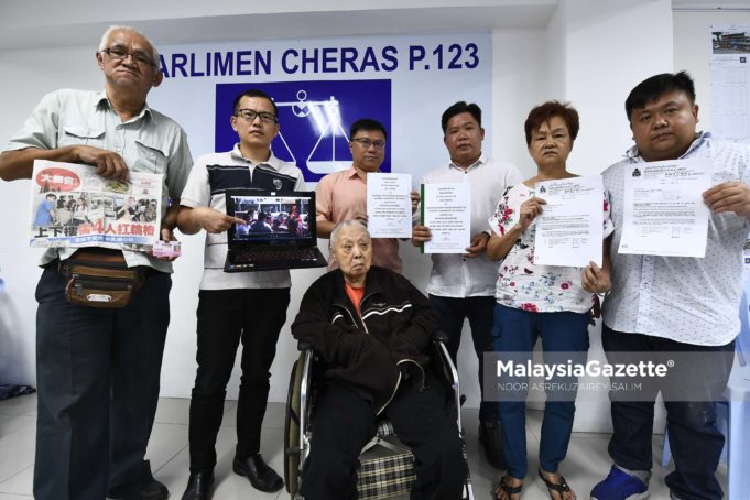 Setiausaha Bahagian MCA Cheras, Datuk Dr. Toh Kian Kok (dua kiri) bersama mangsa Steven Ng Thian Sang,67 (kiri) dan Chan Soon Moi,81 yang duduk berkerusi roda bergambar bersama kepada media berkenaan insiden penyokong DAP mengancam ahli MCA ketika menghantar memorandum ke Pusat Khidmat Tan Kok Wai di Pusat Komuniti MCA Bahagian Cheras, Kuala Lumpur. foto NOOR ASREKUZAIREY SALIM, 23 APRIL 2018