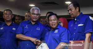 Pengerusi BN Selangor, Tan Sri Noh Omar menyerahkan watikah perlantikan kepada calon parlimen Sepang, Datuk Marsum Paing (dua kanan) pada Majlis Memperkenalkan Calon Barisan Nasional Selangor di Bangunan UMNO Selangor, Shah Alam, Selangor. foto HAZROL ZAINAL, 23 APRIL 2018.