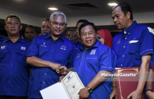 Noh Omar yakin BN boleh menang 30 kerusi DUN Selangor Pengerusi BN Selangor, Tan Sri Noh Omar menyerahkan watikah perlantikan kepada calon parlimen Sepang, Datuk Marsum Paing (dua kanan) pada Majlis Memperkenalkan Calon Barisan Nasional Selangor di Bangunan UMNO Selangor, Shah Alam, Selangor. foto HAZROL ZAINAL, 23 APRIL 2018.