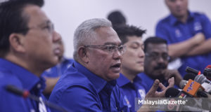 Pengerusi BN Selangor, Tan Sri Noh Omar (dua kiri) bercakap pada sidang media selepas Pengumuman Calon BN Negeri Selangor di Bangunan UMNO Selangor, Shah Alam. foto SYAFIQ AMBAK, 23 APRIL 2018. Calon, BN, Selangor