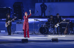 Penyanyi, Yuna turut membuat persembahan pada Majlis Penutup Sukan Para Asean KL 2017 ke 9 di Stadium Nasional Bukit Jalil, Kuala Lumpur. foto HAZROL ZAINAL, 23 SEPTEMBER 2017.