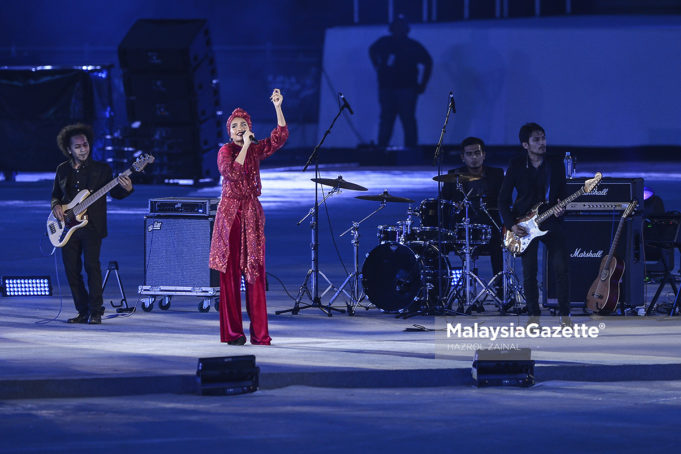 Penyanyi, Yuna turut membuat persembahan pada Majlis Penutup Sukan Para Asean KL 2017 ke 9 di Stadium Nasional Bukit Jalil, Kuala Lumpur. foto HAZROL ZAINAL, 23 SEPTEMBER 2017.
