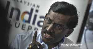 Timbalan Menteri Pendidikan, Datuk P. Kamalanathan bercakap ketika sesi sidang media pada Program Kesejahteraan Masyarakat India di Bawah Unit Pembangunan Sosioekonomi Masyarakat India di Giant Kota Damansara, Selangor. foto AFFAN FAUZI, 24 APRIL 2018