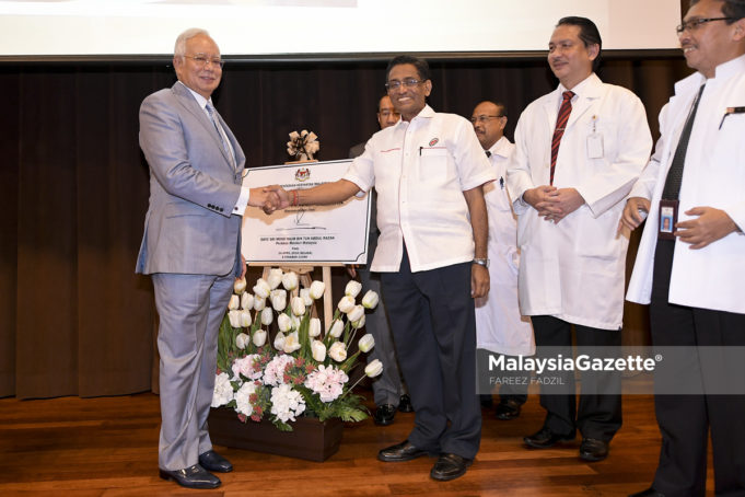 Perdana Menteri, Datuk Seri Najib Tun Razak bersalaman dengan Menteri Kesihatan, Datuk Seri S. Subramaniam (tiga kanan) pada Perasmian Institut Kanser Negara (IKN) di IKN, Putrajaya.