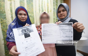 Pemangku Presiden Lembaga Kesedaran Pencegahan Jenayah Malaysia, Siti Nadiatulakma Saharuddin (kiri) bersama Ahli Lembaga Pengarah merangkap Pegawai Presiden Lembaga Kesedaran dan Pencegahan Jenayah Malaysia, Nur Nabila Mat Nawi (kanan) dan mangsa penipuan yang dikenali Noor (tengah) menunjukkan profil Facebook milik suspek dan slip pembayaran yang telah dibuat pada sidang media berhubung kes penipuan pembelian kereta Produa Alza di Lembaga Kesedaran dan Pencegahan Jenayah Malaysia,Puchong, Selangor. foto SYAFIQ AMBAK, 25 APRIL 2018