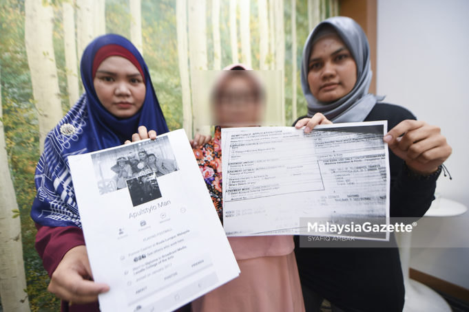 Pemangku Presiden Lembaga Kesedaran Pencegahan Jenayah Malaysia, Siti Nadiatulakma Saharuddin (kiri) bersama Ahli Lembaga Pengarah merangkap Pegawai Presiden Lembaga Kesedaran dan Pencegahan Jenayah Malaysia, Nur Nabila Mat Nawi (kanan) dan mangsa penipuan yang dikenali Noor (tengah) menunjukkan profil Facebook milik suspek dan slip pembayaran yang telah dibuat pada sidang media berhubung kes penipuan pembelian kereta Produa Alza di Lembaga Kesedaran dan Pencegahan Jenayah Malaysia,Puchong, Selangor. foto SYAFIQ AMBAK, 25 APRIL 2018