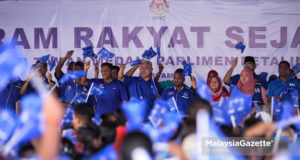 Menteri kesejahteraan Bandar,Perumahan dan Kerajaan Tempatan (KPKT), Tan Sri Noh Omar hadir pada Majlis Program Rakyat Sejahtera anjuran DUN N33 Taman Medan,Parlimen Petaling Jaya. Turut bersama Penolong Koordinator DUN Taman Medan, Datuk Abdul Mutalif Abdul Rahim di Pangsapuri Petaling Utama, Petaling Jaya. foto AFIQ RAZALI, 26 APRIL 2018.
