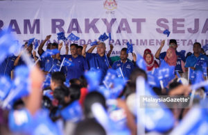 Adik sendiri mahu lawan, macam mana Azmin mahu tadbir Selangor? Menteri kesejahteraan Bandar,Perumahan dan Kerajaan Tempatan (KPKT), Tan Sri Noh Omar hadir pada Majlis Program Rakyat Sejahtera anjuran DUN N33 Taman Medan,Parlimen Petaling Jaya. Turut bersama Penolong Koordinator DUN Taman Medan, Datuk Abdul Mutalif Abdul Rahim di Pangsapuri Petaling Utama, Petaling Jaya. foto AFIQ RAZALI, 26 APRIL 2018.