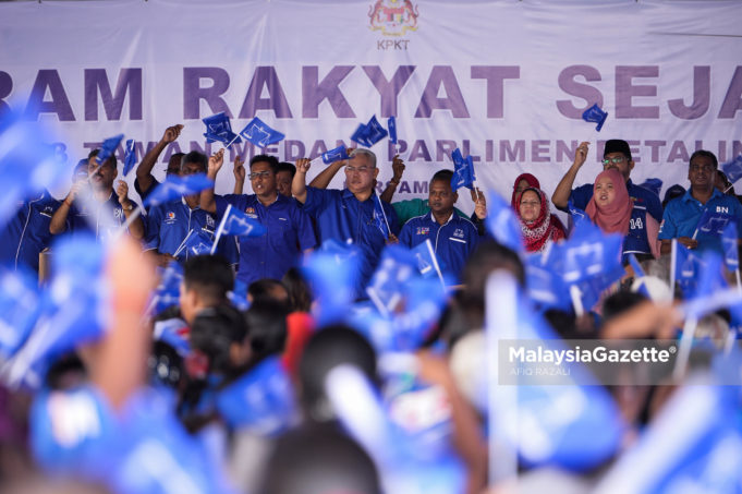 Menteri kesejahteraan Bandar,Perumahan dan Kerajaan Tempatan (KPKT), Tan Sri Noh Omar hadir pada Majlis Program Rakyat Sejahtera anjuran DUN N33 Taman Medan,Parlimen Petaling Jaya. Turut bersama Penolong Koordinator DUN Taman Medan, Datuk Abdul Mutalif Abdul Rahim di Pangsapuri Petaling Utama, Petaling Jaya. foto AFIQ RAZALI, 26 APRIL 2018.