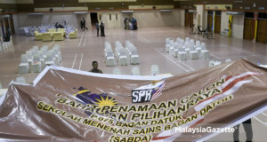 Para petugas pilihan raya membuat persiapan terakhir sebelum hari penamaan calon sempena Pilihan Raya Umum ke 14 (PRU14) ketika tinjauan lensa Malaysia Gazette di Pusat Penamaan Calon P.075 Bagan Datuk, Sekolah Menengah Sains Bagan Datuk, Bagan Datuk, Perak. foto FAREEZ FADZIL, 27 APRIL 2018