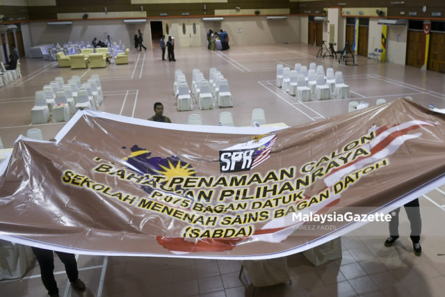 Para petugas pilihan raya membuat persiapan terakhir sebelum hari penamaan calon sempena Pilihan Raya Umum ke 14 (PRU14) ketika tinjauan lensa Malaysia Gazette di Pusat Penamaan Calon P.075 Bagan Datuk, Sekolah Menengah Sains Bagan Datuk, Bagan Datuk, Perak. foto FAREEZ FADZIL, 27 APRIL 2018