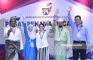 Dari kiri; Calon bebas, Mohd Khairul Azam Abdul Aziz, calon Pakatan Harapan (PH), Datuk Seri Dr. Wan Azizah Wan Ismail, calon Parti Rakyat Malaysia (PRM), Jenice Lee Ying Ha, calon PAS, Mohamed Sukri Omar dan calon Barisan Nasional (BN), Datuk Leong Kok Wee bergambar bersama selepas dengan pengumuman rasmi bertanding kawasan P.100 Pandan sempena Pilihan Raya Umum Ke-14 (PRU14) di Pusat Penamaan Calon P.100 Pandan, Dewan Majlis Perbandaran Ampang Jaya, Selangor. foto NOOR ASREKUZAIREY SALIM, 28 APRIL 2018.