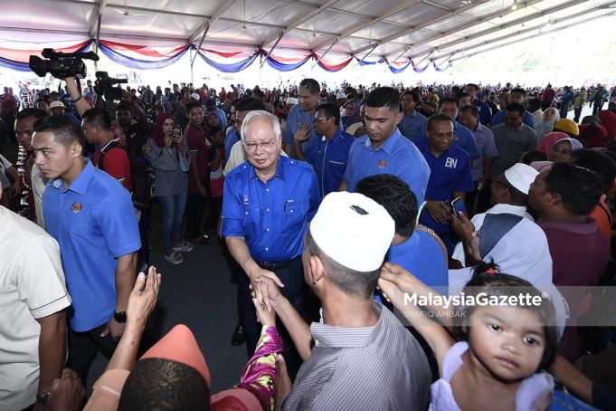 MGF28042018_BANTUAN KHAS PESAWAH02(1) Perdana Menteri, Datuk Seri Najib Tun Razak bersalaman dengan orang ramai pada Majlis Penyerahan Bantuan Khas Pesawah Peringkat Negeri Pahang di padang Sekolah Kebangsaan Merchong Jaya, Pekan, Pahang. foto SYAFIQ AMBAK, 28 APRIL 2018