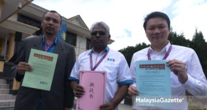 Calon Pakatan Harapan N.02 Jelai, Dr Abdul Rashid Mohamed Ali (kiri) bersama Calon Pakatan Harapan P.078 Cameron Highland, M Manogaran (tengah) dan Calon Pakatan Harapan N.01 Tanah Rata, Chiong Yoke Kong (kanan) menujukkan surat bantahan keatas Barisan Nasional ketika penamaan calon sempena Pilihan Raya Umum Ke-14 (PRU14) di Pusat Penamaan Calon P.078 Caameron Highlands di Pejabat Daerah dan Tanah Cameron Highlands, Pahang. foto AQIRA AZEMI, 28 APRIL 2018