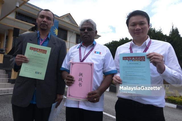 Calon Pakatan Harapan N.02 Jelai, Dr Abdul Rashid Mohamed Ali (kiri) bersama Calon Pakatan Harapan P.078 Cameron Highland, M Manogaran (tengah) dan Calon Pakatan Harapan N.01 Tanah Rata, Chiong Yoke Kong (kanan) menujukkan surat bantahan keatas Barisan Nasional ketika penamaan calon sempena Pilihan Raya Umum Ke-14 (PRU14) di Pusat Penamaan Calon P.078 Caameron Highlands di Pejabat Daerah dan Tanah Cameron Highlands, Pahang. foto AQIRA AZEMI, 28 APRIL 2018