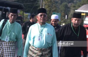 Dari kanan, Mohd Shokri Mahmood mengiringi calon Berjasa P.078 Cameron Highlands, Mohd Tahir Kasim (tengah) hadir pada penamaan calon Pilihan Raya Umum Ke-14 (PRU14) di Pejabat Daerah dan Tanah Cameron Highlands, Pahang. foto AQIRA AZEMI, 28 APRIL 2018