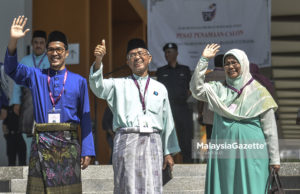 Calon Barisan Nasional (BN) Bandar Tun Razak P.124, Adnan Seman bersama calon PKR,, Datuk Kamaurdin Jaffar (tengah) dan calon Pas, Dr. Rosni Adam (kanan) melambaikan tangan kepada penyokong-penyokong parti mereka selepas selesai diumumkan sebagai calon yang akan bertanding sempena Pilihan Raya Umum Ke-14 (PRU14) di Pusat Penamaan Calon P.124 Bandar Tun Razak, Dewan Mustika, Institut Latihan DBKL (IDB) Bandar Tun Razak, Kuala Lumpur. foto AFFAN FAUZI, 28 APRIL 2018.