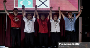 Dari kiri calon Pakatan Harapan untuk kerusi Dewan Undangan Negeri Stulang, Andrew Chen Kah Eng, Parlimen Johor Bahru, Akmal Nasir; DUN Larkin, Mohd Izhar Ahmad, Parlimen Tebrau, Steven Choong dan DUN Bukit Batu, Jimmy Puah Wee Tse bergambar kenangan pada Majlis Ceramah Trak Harapan di Taman Maju Jaya, Johor Bahru, Johor. foto HAZROL ZAINAL, 29 APRIL 2018.