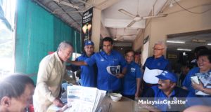 Calon Barisan Nasional (BN) P.078 Cameron Highlands, Datuk C.Sivarrajh (tengah) mengedarkan risalah kempen kepada sebahagian penduduk sempena Pilihan Raya Umum Ke-14 (PRU14) di Habu Hight Cameron Highlands, Pahang. foto AQIRA AZEMI, 29 APRIL 2018