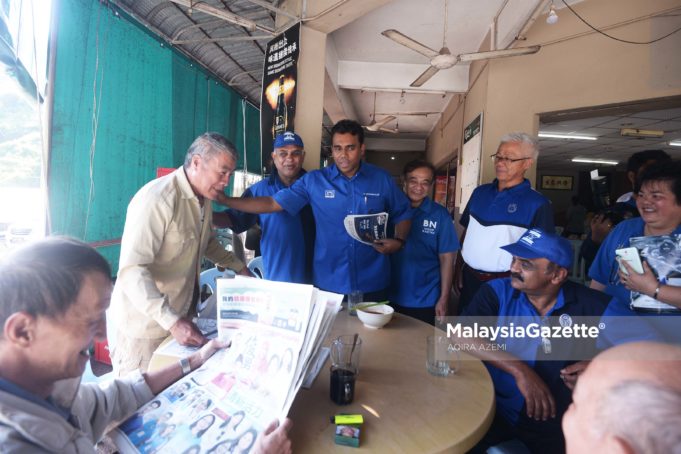 Calon Barisan Nasional (BN) P.078 Cameron Highlands, Datuk C.Sivarrajh (tengah) mengedarkan risalah kempen kepada sebahagian penduduk sempena Pilihan Raya Umum Ke-14 (PRU14) di Habu Hight Cameron Highlands, Pahang. foto AQIRA AZEMI, 29 APRIL 2018