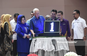 Bidang pendidikan keutamaan tertinggi kerajaan Perdana Menteri, Datuk Seri Najib Razak (tengah) ditemani isterinya, Datin Seri Rosmah Mansor menyempurnakan gimik perasmian pada Majlis Perasmian Sambutan Hari Guru dan Kecemerlangan Pendidikan Pekan di DRB HICOM University Of Automotive Malaysia, Pekan, Pahang. foto SYAFIQ AMBAK, 29 APRIL 2018.