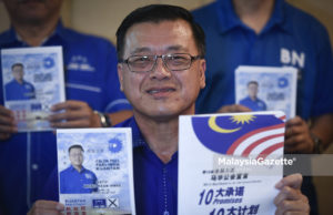 Kuantan baharu, progresif tema manifesto BN alon Barisan Nasional (BN) P.083 Kuantan, Datuk Andrew Wong menunjukkan buku manifesto pada sidang media Pelancaran Manifesto Barisan Nasional Parlimen Kuantan sempena kempena Pilihan Raya Umum Ke-14 (PRU14) di Mega View Hotel, Kuantan, Pahang. foto SYAFIQ AMBAK, 30 APRIL 2018