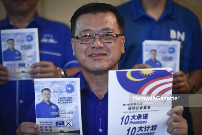 alon Barisan Nasional (BN) P.083 Kuantan, Datuk Andrew Wong menunjukkan buku manifesto pada sidang media Pelancaran Manifesto Barisan Nasional Parlimen Kuantan sempena kempena Pilihan Raya Umum Ke-14 (PRU14) di Mega View Hotel, Kuantan, Pahang. foto SYAFIQ AMBAK, 30 APRIL 2018