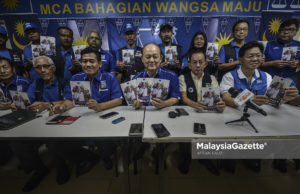 Calon Barisan Nasional untuk kerusi Parlimen Wangsa Maju, Datuk Yew Teong Look menunjukkan buku Manifesto kawasan Parlimen itu Maju pada Pelancaran Manifesto Parlimen Wangsa Maju pada sidang media yang diadakan di Taman Danau Kota, Setapak, Kuala Lumpur. foto AFFAN FAUZI, 30 APRIL 2018.