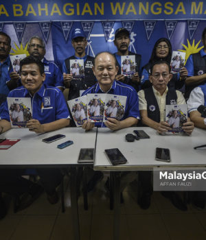 Calon Barisan Nasional untuk kerusi Parlimen Wangsa Maju, Datuk Yew Teong Look menunjukkan buku Manifesto kawasan Parlimen itu Maju pada Pelancaran Manifesto Parlimen Wangsa Maju pada sidang media yang diadakan di Taman Danau Kota, Setapak, Kuala Lumpur. foto AFFAN FAUZI, 30 APRIL 2018.