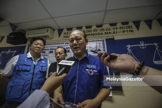 Calon Barisan Nasional untuk kerusi Wangsa Maju, Datuk Yew Teong Look bercakap kepada media pada majlis Pelancaran Manifesto Parlimen Wangsa Maju di Taman Danau Kota, Setapak, Kuala Lumpur. foto AFFAN FAUZI, 30 APRIL 2018.