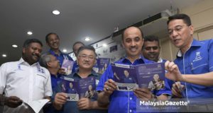 Calon Barisan Nasional (BN) P.118 Setiawangsa, Tan Sri Zulhasnan Rafique (tengah) bersama Mantan Ahli Parlimen Setiawangsa, Datuk Ahmad Fauzi Zahari (kanan) dan jentera BN melihat buku manifesto sebagai gimik Pelancaran Manifesto Barisan Nasional (BN) Setiawangsa sempena Pilihan Raya Umum ke14 (PRU14) di Bilik Gerakan Barisan Nasional Setiawangsa, Kuala Lumpur. foto NOOR ASREKUZAIREY SALIM, 30 APRIL 2018