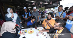 Calon dan penyandang Parti Keadilan Rakyat (PKR) P.083 Kuantan, Fuziah Salleh (dua kiri) beramah mesra dengan orang ramai semasa sesi walkabout sempena kempen Pilihan Raya Umum Ke-14 (PRU14) di Pasar Besar Kuantan, Pahang. foto SYAFIQ AMBAK, 30 APRIL 2018