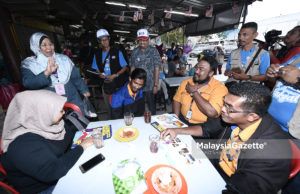 Calon dan penyandang Parti Keadilan Rakyat (PKR) P.083 Kuantan, Fuziah Salleh (dua kiri) beramah mesra dengan orang ramai semasa sesi walkabout sempena kempen Pilihan Raya Umum Ke-14 (PRU14) di Pasar Besar Kuantan, Pahang. foto SYAFIQ AMBAK, 30 APRIL 2018