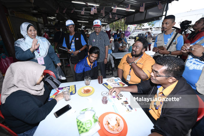 Calon dan penyandang Parti Keadilan Rakyat (PKR) P.083 Kuantan, Fuziah Salleh (dua kiri) beramah mesra dengan orang ramai semasa sesi walkabout sempena kempen Pilihan Raya Umum Ke-14 (PRU14) di Pasar Besar Kuantan, Pahang. foto SYAFIQ AMBAK, 30 APRIL 2018