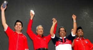 Pengerusi Pakatan Harapan Tun Dr Mahathir Mohamad (dua, kiri) memperkenalkan calon bagi Dewan Undangan Negeri (DUN) Bota Azrol Hakim Azhar (kiri), calon DUN Manong Muhammad Isa Jaafar (dua, kanan) dan calon DUN Belanja Yahanis Yahya (kanan) pada Ceramah Mega Pakatan Harapan malam ini. --fotoBERNAMA
