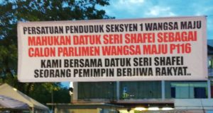 Poster menyokong Shafie yang masih digantung di Wangsa Maju menganggu jentera BN.