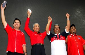 Pengerusi Pakatan Harapan Tun Dr Mahathir Mohamad (dua, kiri) memperkenalkan calon bagi Dewan Undangan Negeri (DUN) Bota Azrol Hakim Azhar (kiri), calon DUN Manong Muhammad Isa Jaafar (dua, kanan) dan calon DUN Belanja Yahanis Yahya (kanan) pada Ceramah Mega Pakatan Harapan.