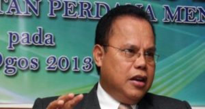 Parti Rakyat Sarawak (PRS) hari ini memecat timbalan Presidennya Datuk Joseph Entulu Belaun, serta Naib Presiden Datuk William Nyalau Badak, bersama tiga lagi anggota Majlis Tertinggi kerana dikatakan 'menganggu kesatuan parti'.