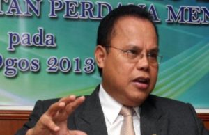 Parti Rakyat Sarawak (PRS) hari ini memecat timbalan Presidennya Datuk Joseph Entulu Belaun, serta Naib Presiden Datuk William Nyalau Badak, bersama tiga lagi anggota Majlis Tertinggi kerana dikatakan 'menganggu kesatuan parti'.