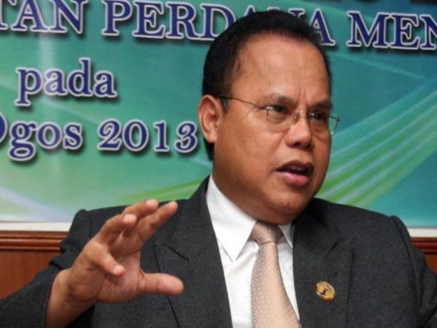 Parti Rakyat Sarawak (PRS) hari ini memecat timbalan Presidennya Datuk Joseph Entulu Belaun, serta Naib Presiden Datuk William Nyalau Badak, bersama tiga lagi anggota Majlis Tertinggi kerana dikatakan 'menganggu kesatuan parti'.