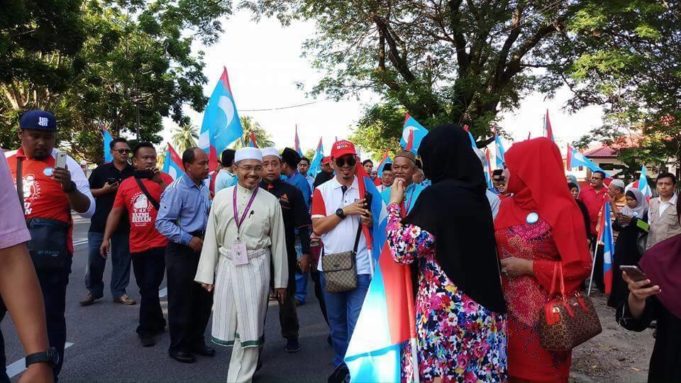 Penyertaan Nik Omar, anak kedua bekas Mursyidul Am PAS Allahyarham Datuk Nik Abdul Aziz Nik Mat, ke dalam Pakatan Harapan bukanlah tiket mudah untuk menang, kata Datin Seri Wan Azizah Ismail.