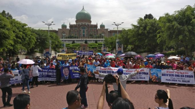 Kecewa nama Datuk Seri Ong Ka Chuan tidak tersenarai sebagai calon di Tanjung Malim bagi Pilihan Raya Umum ke-14 (PRU14), sekumpulan 500 pengundi dari kawasasan tersebut berhimpun di hadapan pintu masuk utama Bangunan Perdana Putra mendesak supaya pemimpin tersebut dicalonkan. 